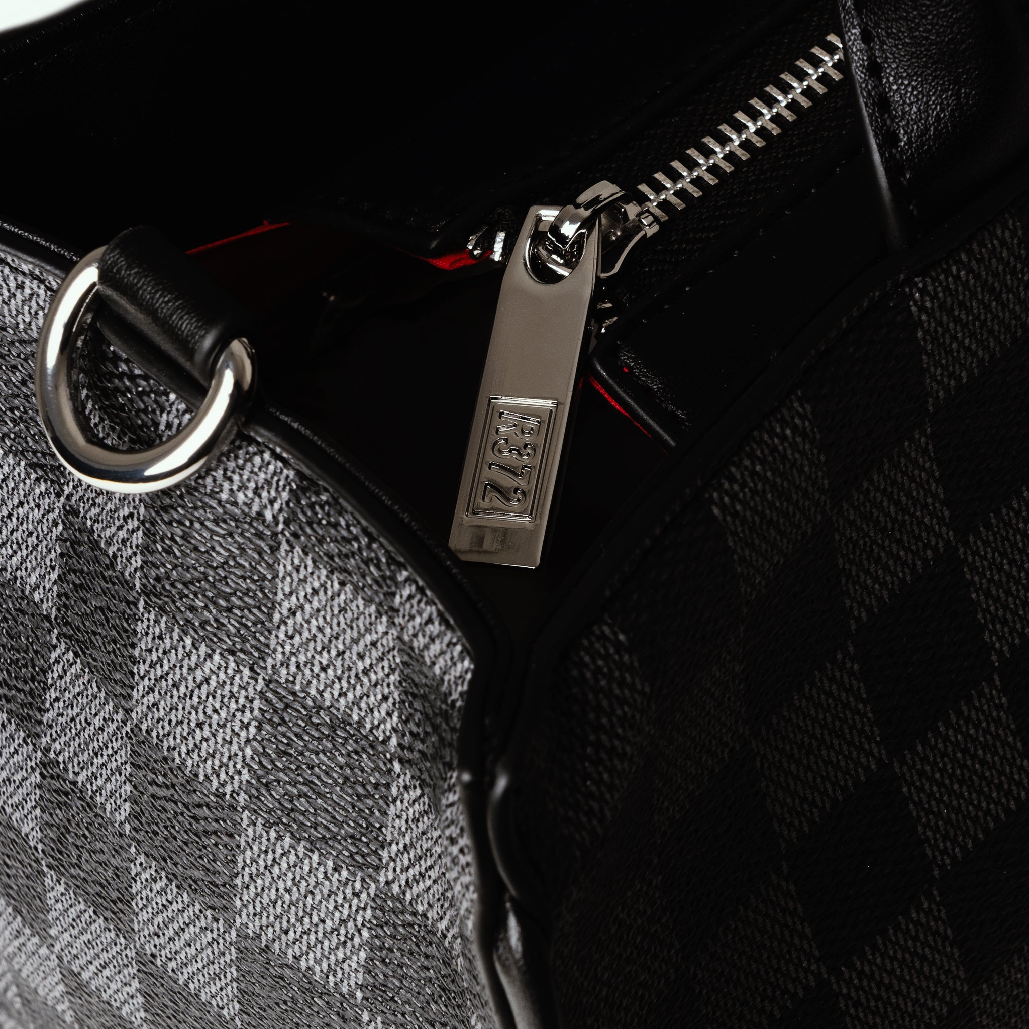 R372/B001 BLACK